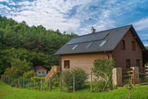 Klimaneutrales Holzhaus mit Solarmodulen auf dem Dach