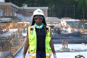 Für Chimaelle Goureige war es ein Erdbeben, das sie dazu veranlasste, ihren beruflichen Werdegang in der Baubranche zu beschreiten. Heute möchte die junge Projektingenieurin selbst etwas zurückgeben und ermutigt andere junge Frauen dazu, eine Karriere im Bauwesen anzustreben.