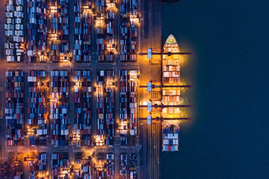 Containerhafen bei Nacht. © tampatra   – stock.adobe.com