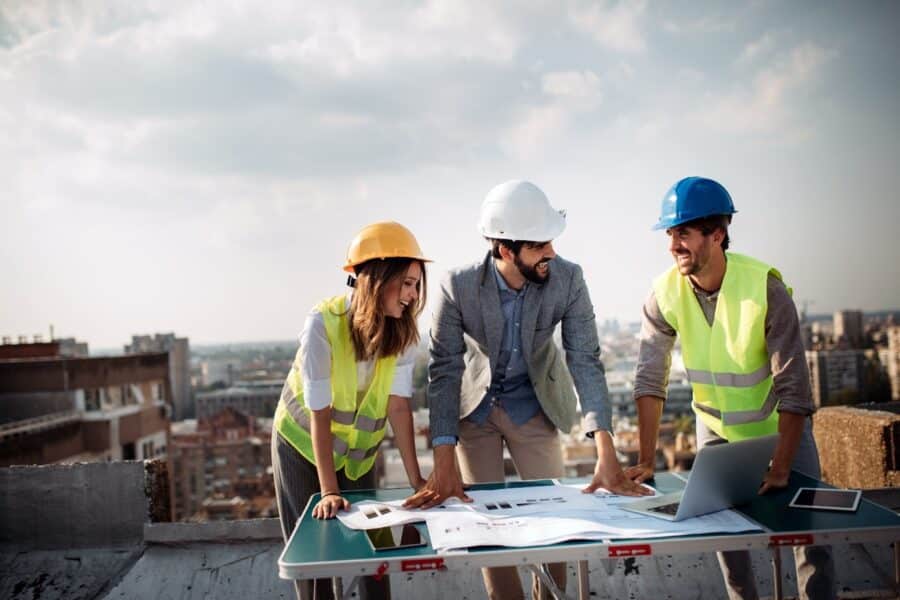 Teambesprechung auf Baustelle zu Mängeln  © NDABCREATIVITY  – stock.adobe.com
