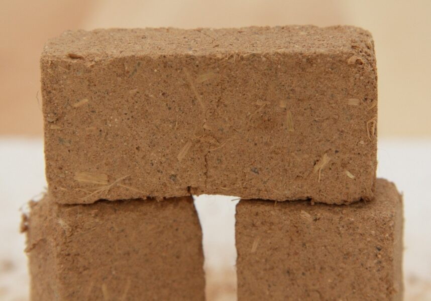 Adskillige mursten lavet af ler