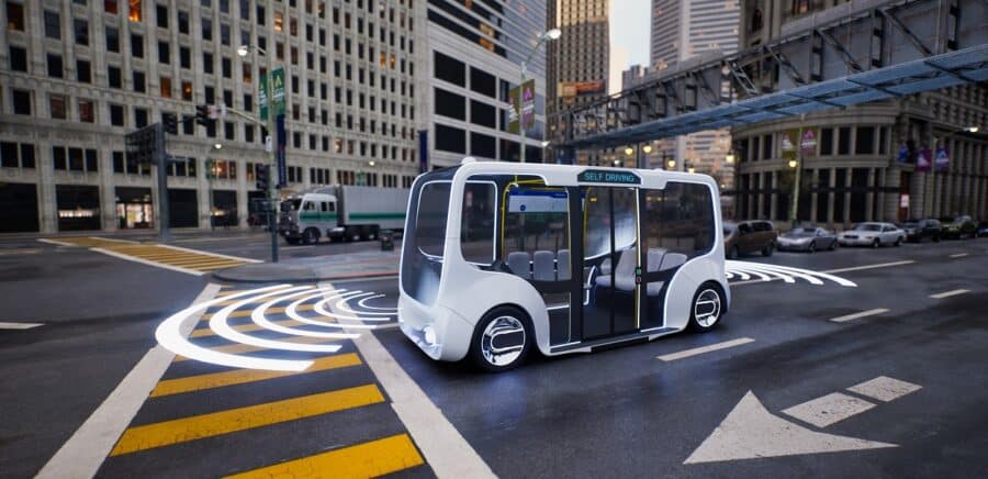 Ein elektrischer Minibus fährt autonom auf einer Straße