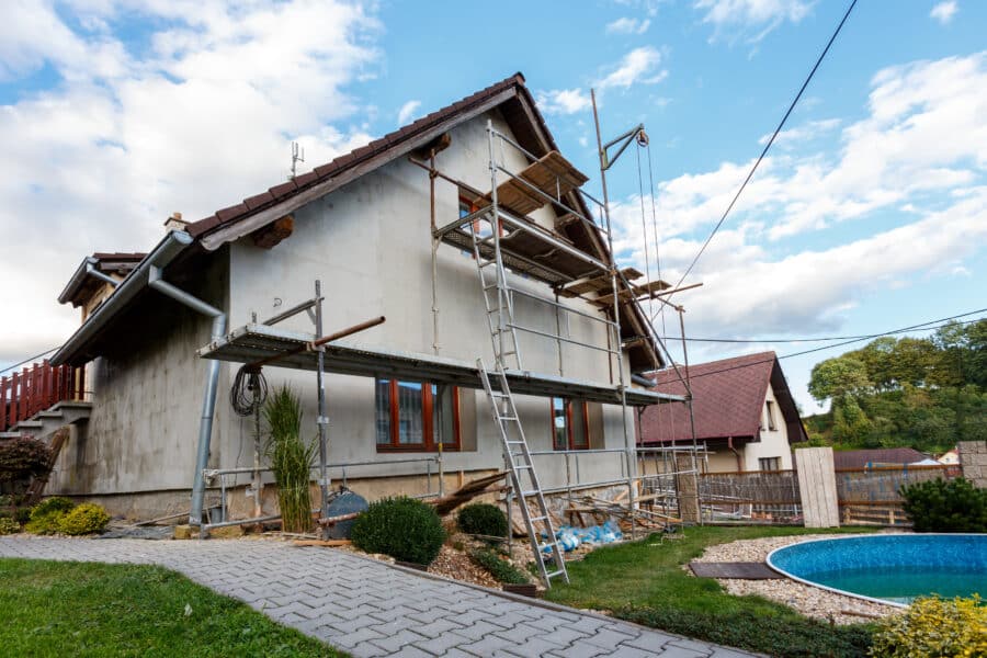 Renovierungsarbeiten an einem alten Haus im Rahmen des Bestandsbaus