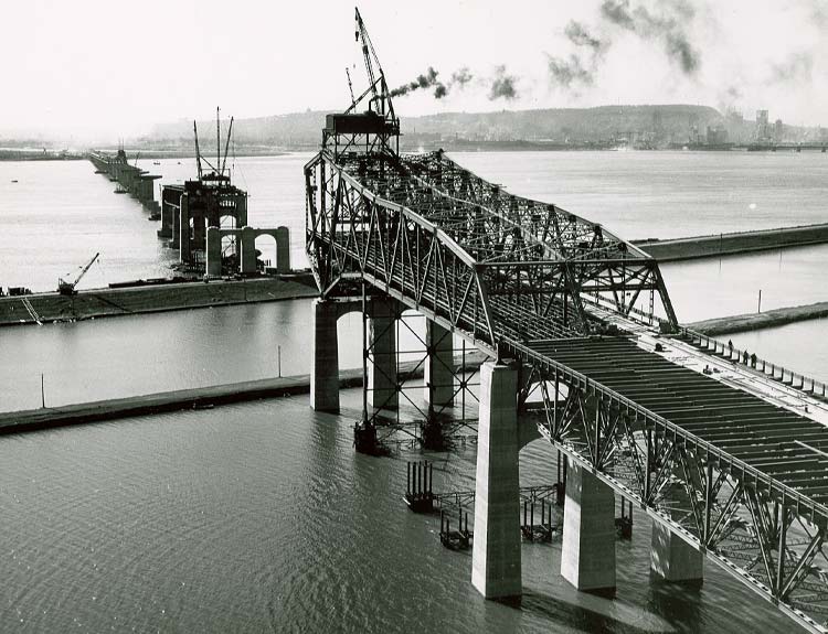 Den ursprungliga Champlain Bridge i Montreal, Kanada då den höll på att byggas på 1960-talet.