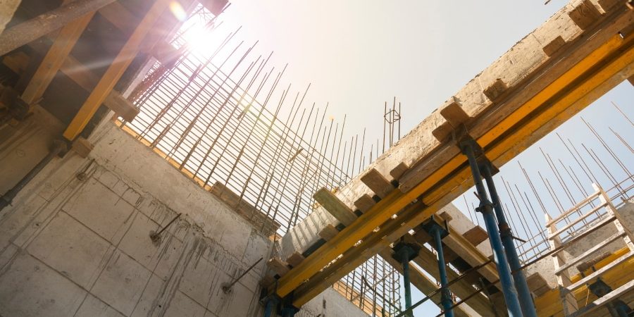 Rising construction costs in 2025: A view of reinforced concrete and steel framework at an active construction site, highlighting cost management challenges and policy shifts in the industry.